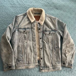 Levi’s Sherpa-Lined Denim Jacket, Men’s Size Small.